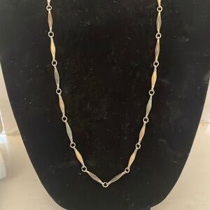 Vintage 1970s Sarah Coventry 24” gold tone needle link necklace